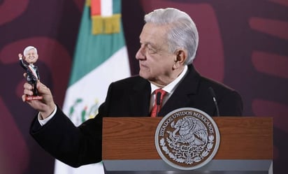 AMLO presume muñeco 'cabezón' y agradece a migrante que se lo regaló