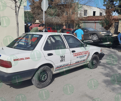 Taxista ignora señal de alto y choca contra vehículo particular