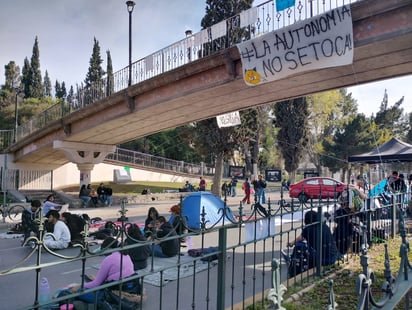 Universitarios siguen con bloqueo del Venustiano Carranza