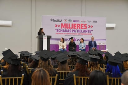 Recibieron certificados de preparatoria 88 mujeres de Nava