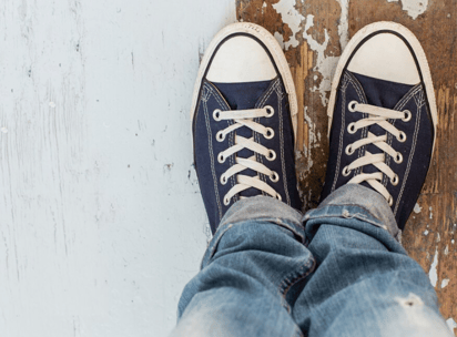 Consejos para lavar tus converse, quedarán como nuevos: Recuerda, no laves las zapatillas en la lavadora más de dos veces al año para preservar su calidad. 