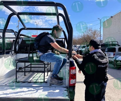 Policía detiene a individuo por drogarse en la Plaza Principal de Monclova