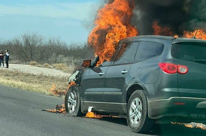 Camioneta se incendia en la carretera 57