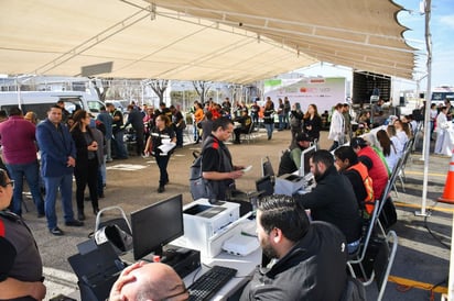 Trabajadores de Lear reciben brigada de salud y programas sociales