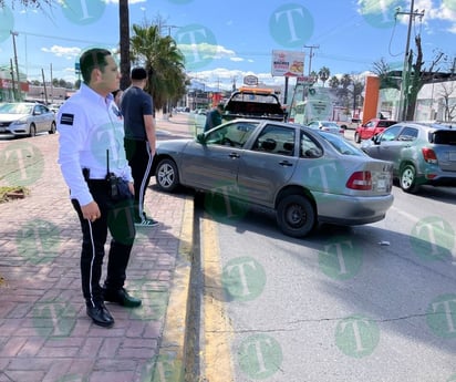 Conductor se trepa a camellón del bulevar Pape de Monclova