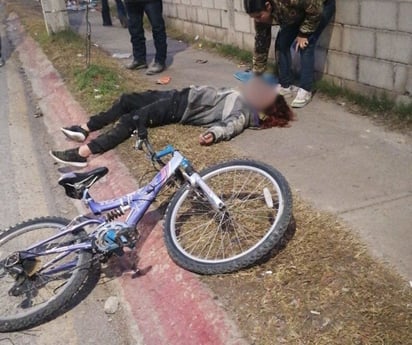 Ciclista se impacta contra vehículo en la colonia año 2000