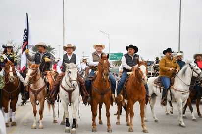 Parte la cabalgata la Grande a San Antonio 