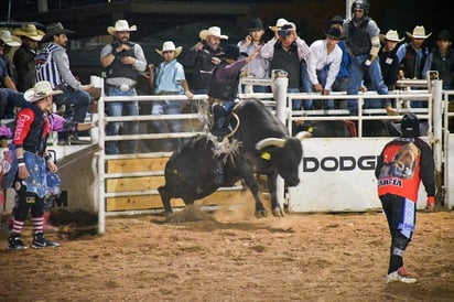 Gran ambiente vaquero en el rodeo La Grande