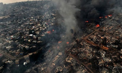 Aumentan a 56 los muertos en los devastadores incendios de Valparaíso en Chile