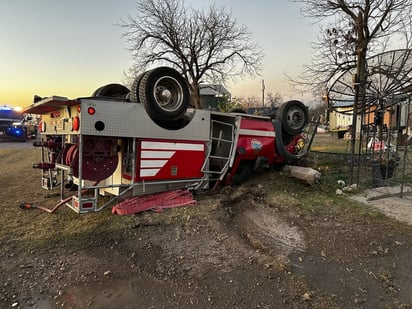 Bomberos de EP sufren accidente sobre la carretera 27