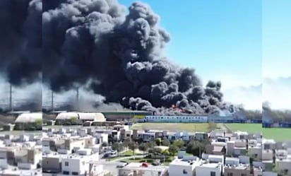 Fuerte incendio consume bodega de plástico y madera en Nuevo León