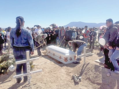 Joven motociclista de 16 años es acompañado a su última morada por familiares y amigos