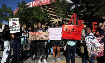 Manifestantes protestan contra las corridas de toros en el 78 aniversario de la Plaza México