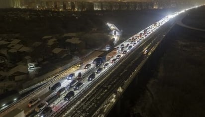 Nieve deja varados a miles de autos en China en vísperas del Año Nuevo Lunar