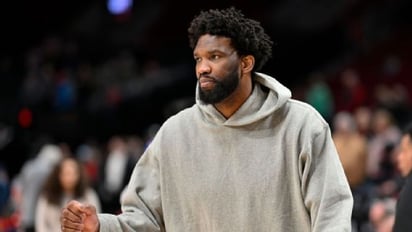 Embiid fuera al menos 4 semanas luego de procedimiento de rodilla