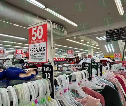 Ropa invernal se oferta hasta con un 50 por ciento de descuento