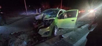 Nigropetense se estrella contra un poste en carretera Nava-Morelos