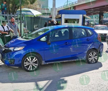 Camión del trasporte público embistió auto compacto en la Zona Centro de Monclova