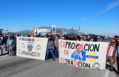 Obreros bloquean carretera 57 en protesta por situación de AHMSA