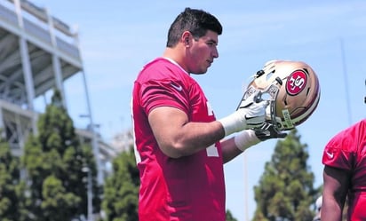 Alfredo Gutiérrez ayuda a los San Francisco 49ers en los entrenamientos