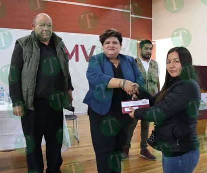 Secretaría del Bienestar entrega tarjetas de vivienda