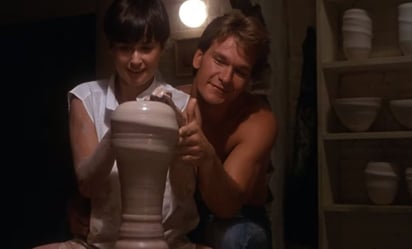 Demi Moore aún atesora las ollas de barro de 'Ghost' que hizo junto a Patrick Swayze