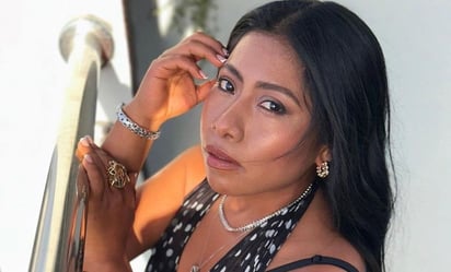 Yalitza Aparicio lleva sudadera y chamarra de mezclilla con estilo