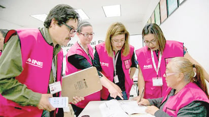 Ante falta de uniforme oficial, un QR identificará a reclutadores del INE