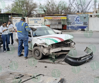 Imprudente taxista protagoniza choque en avenida Industrial