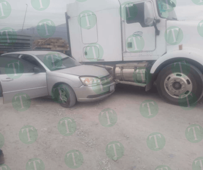 Auto y tráiler chocan en el bulevar Santa Cecilia de Castaños