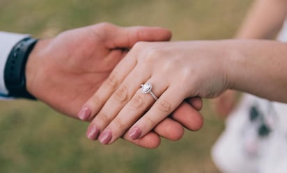 Conoce la historia del anillo de compromiso, un 'símbolo de amor' vigente