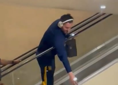 ¡Aguas! Gignac estuvo cerca de sufrir un golpe en la cabeza por un autógrafo 