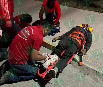 Motociclista se destroza pierna en brutal choque