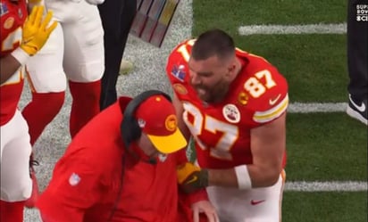 VIDEO: ¡Empujó al coach! El eufórico enojo de Travis Kelce con Andy Reid en pleno Super Bowl