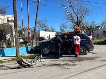 Sujeto omite el alto, impacta a una camioneta, deja heridos y huye