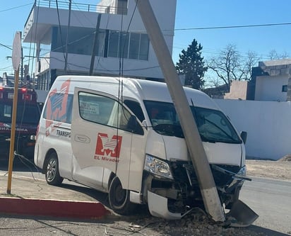 Chofer de camioneta de El Mirador se impacta contra un poste de CFE