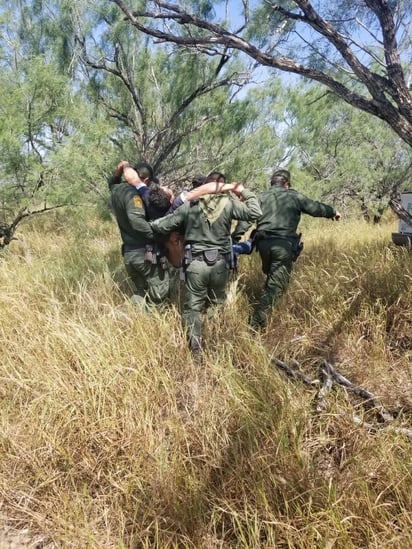 Riesgos de cruzar la frontera son expuestos a migrantes