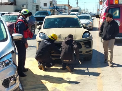 Deuda de 300 mil pesos por accidente en la colonia Colinas: Ford Escape impacta Porsche Macan 