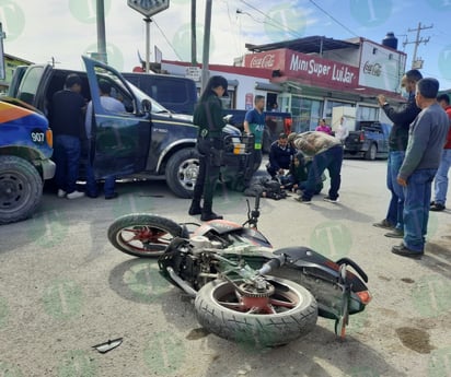 Mujer arrolla a motociclista y es chocada por dos camionetas en la Héroes del 47