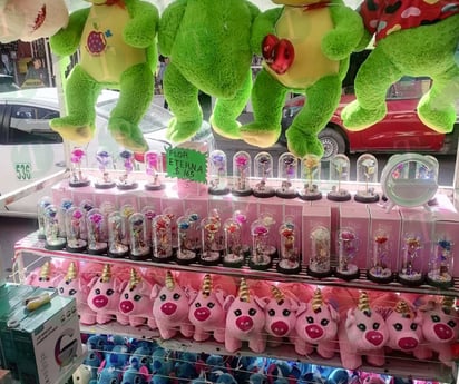 Peluches y rosas mágicas, las más vendidas previo a San Valentín