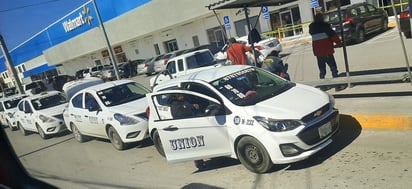 Taxistas: Sin seguridad social y turnos extenuantes