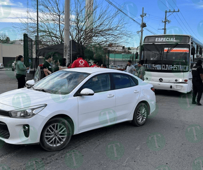 Chofer de transporte público causa colisión por alcance, dejando una mujer lesionada