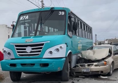 Accidente entre camión urbano y auto deja daños materiales 