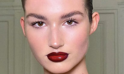 Labios rojos brillantes: cómo conseguir un look empoderador y sexy: El brillo ha invadido nuestro maquillaje con los labios rojos \'glossy\'