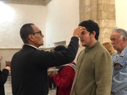 Religiosos inician la Cuaresma  con el signo de ceniza en la frente