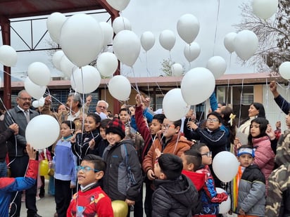 Estudiantes conmemoran lucha  de cáncer en los pequeños estudiantes