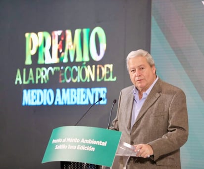 'Chema' entrega premio al 'Mérito Ambiental'