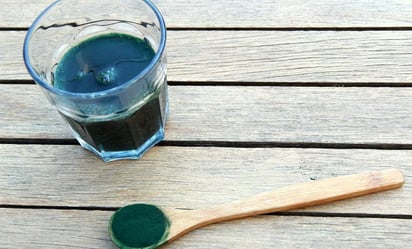 Espirulina: el alimento con más proteína y hierro que la carne y que ayuda a reducir el cansancio