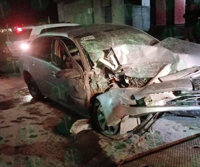 Veloz cafre causa accidente en avenida Constitución durante lluvia en Monclova