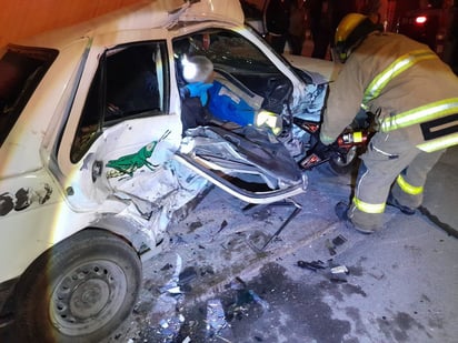 Fuerte accidente deja a taxista prensado en la Zona Centro 